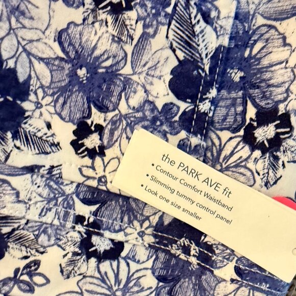 Westbound Pull On Capri Pants Size 16 Mid Rise Blue White Floral Tummy Control - Picture 6 of 16